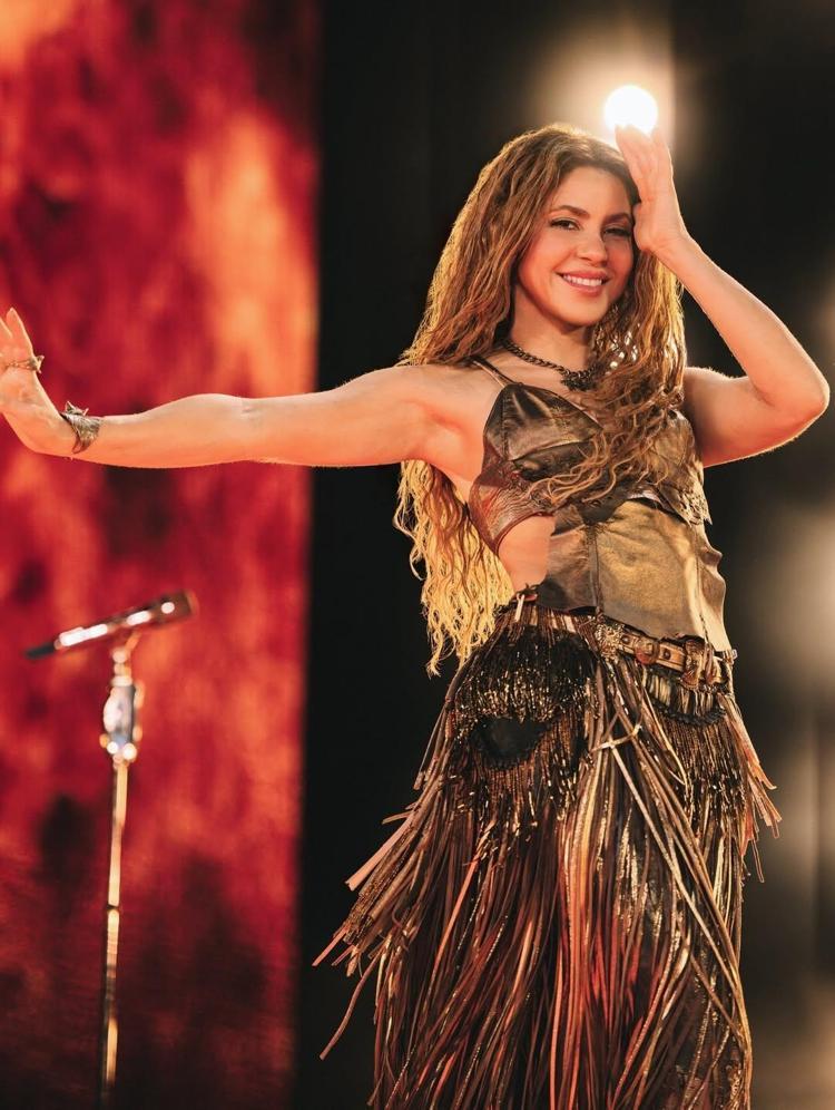 Shakira sahnede düştü ama şovu bırakmadı