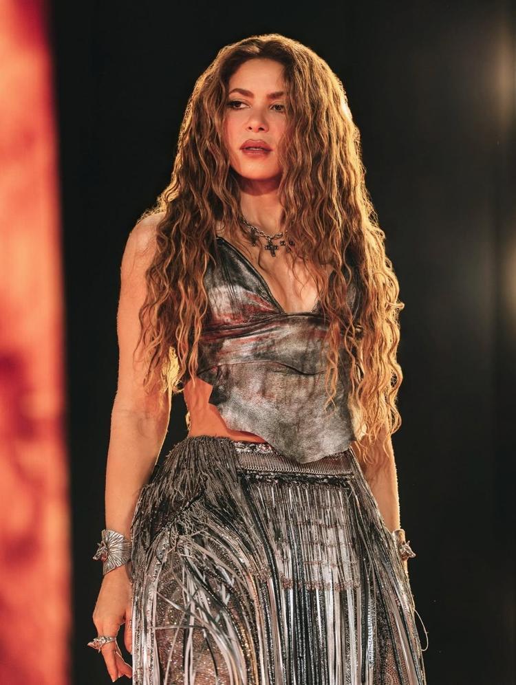 Shakira sahnede düştü ama şovu bırakmadı