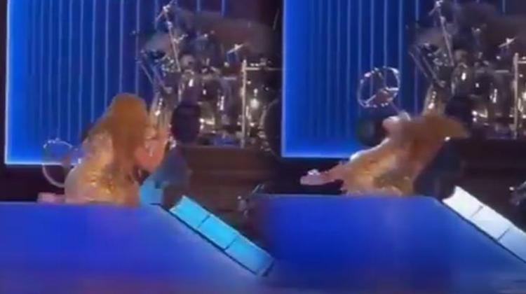 Shakira sahnede düştü ama şovu bırakmadı