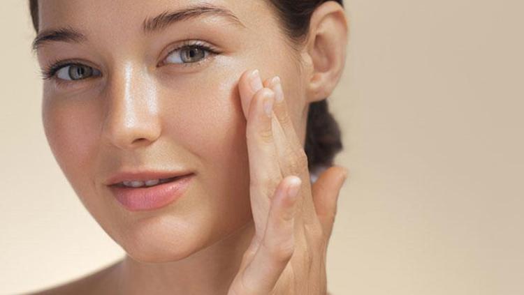 Kışın kuruyan cilde nem aşısı etkisi Pullanmayı bitiriyor, derinlemesine nemlendiriyor