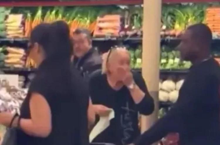 ALIŞVERİŞİNİ KENDİSİ YAPIYOR