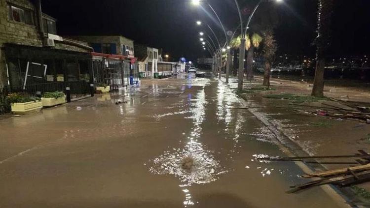 İZMİR’DE SAĞANAK; CADDE VE SOKAKLAR GÖLE DÖNDÜ