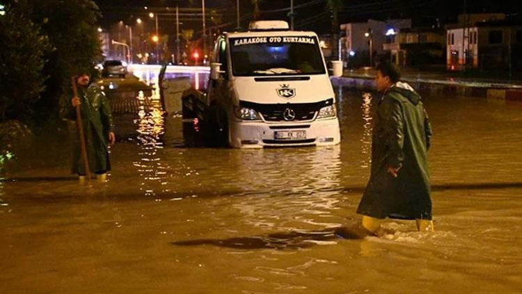 Meteorolojiden 49 il için sarı kodlu uyarı Sağanak hayatı durdurdu: Caddeler göle döndü, okullar tatil edildi