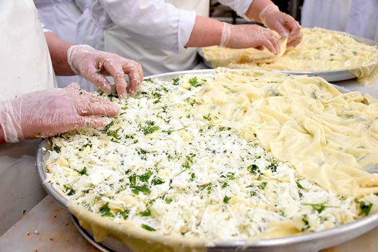 Hazır yufkayla su böreği yapabilirsiniz Üstü nar gibi kızarıp çıtır çıtır oluyor, içi pamuk gibi kalıyor