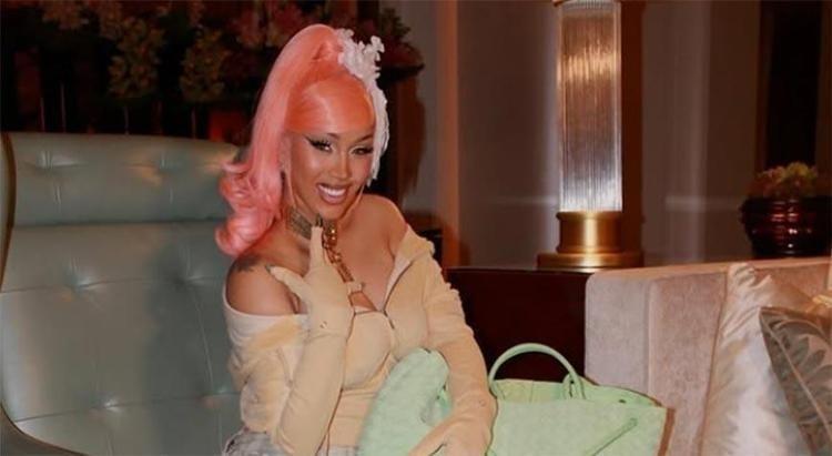 Cardi B sahnede düştü O anlar viral oldu