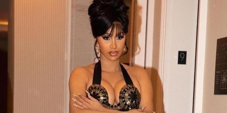 Cardi B sahnede düştü O anlar viral oldu