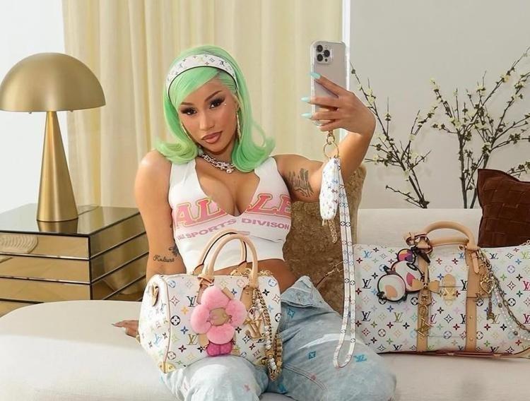 Cardi B sahnede düştü O anlar viral oldu