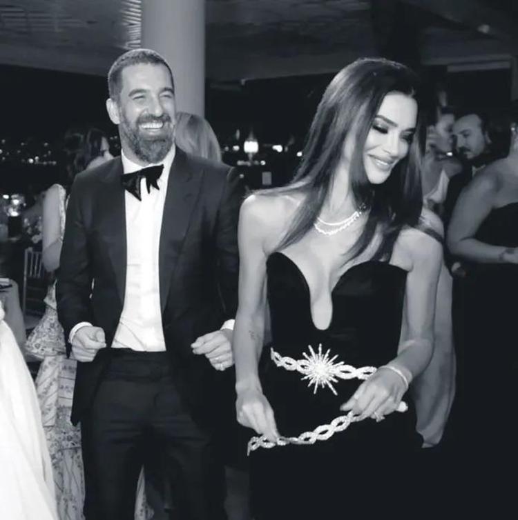 Arda Turan eşi Aslıhan Doğana aşkını bir kez daha haykırdı
