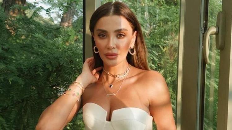 Özge Ulusoy podyumda zor anlar yaşadı Ayakkabısı ayağından çıktı