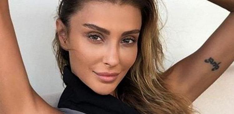Özge Ulusoy podyumda zor anlar yaşadı Ayakkabısı ayağından çıktı