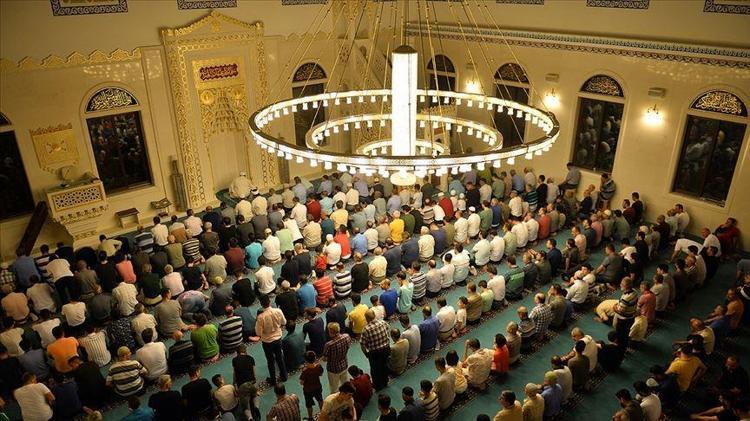 Ramazanın ilk gecesi kılınacak namazlar Ramazanın ilk gecesi Fetih suresiyle kılınacak 2 rekat namaz nasıl kılınır