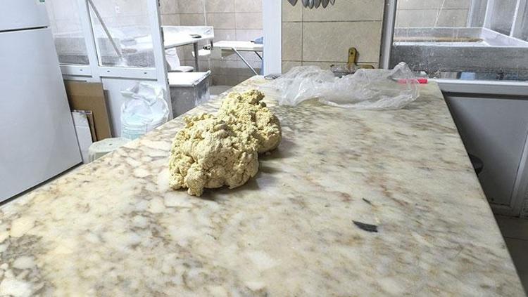 Tatlı imalathanesinde iğrenç manzara: Ayağıyla hamuru çiğnedi