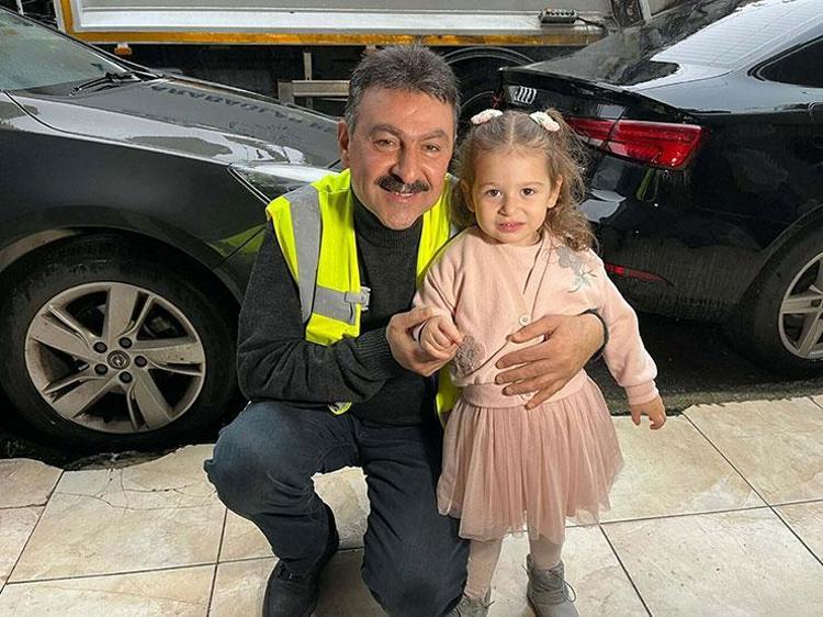 Minik Ayşe ile çöp kamyonu şoförünün ‘pencere’ bağı ‘Onu görünce mutlu çalışıyorum’
