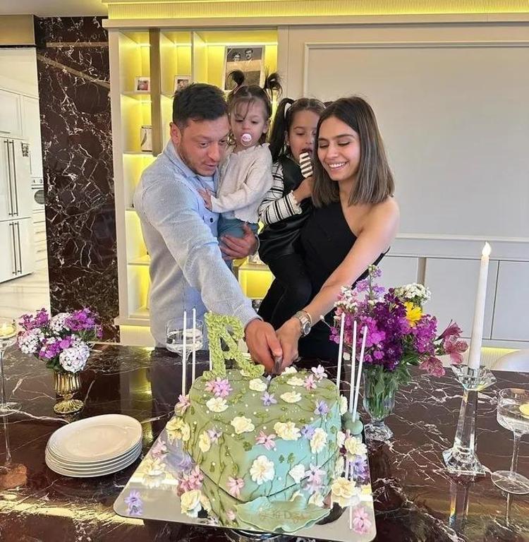 Üçüncü bebek yolda Amine Gülşeden Aile her şeydir mesajı