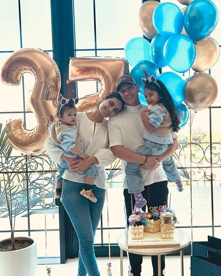 Üçüncü bebek yolda Amine Gülşeden Aile her şeydir mesajı