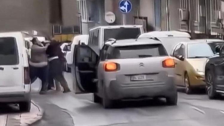 İstanbulda sokakta çifte dehşet Davulcular birbirine girdi, işçiler sopalarla dövüldü
