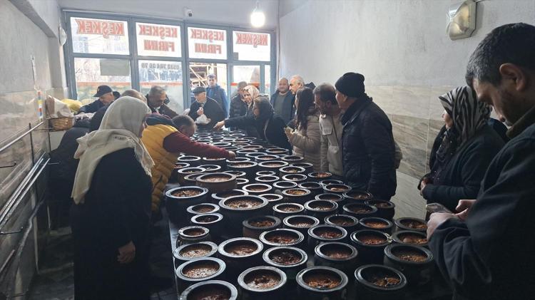 8 saat taş fırında pişiyor Çorumun gözde lezzeti, sesini duyan kuyruğa giriyor