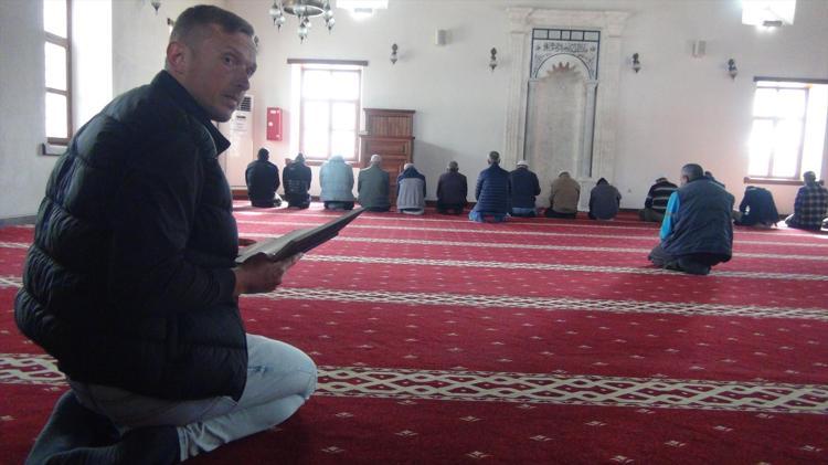Müslüman değil ama her gün oruç tutuyor İftarını mahalle sakinleriyle açıyor