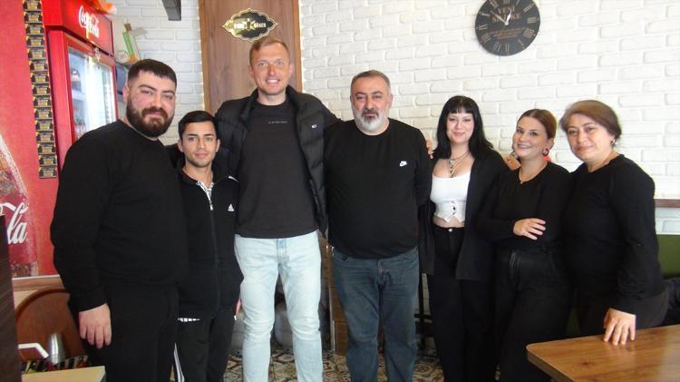 Müslüman değil ama her gün oruç tutuyor İftarını mahalle sakinleriyle açıyor