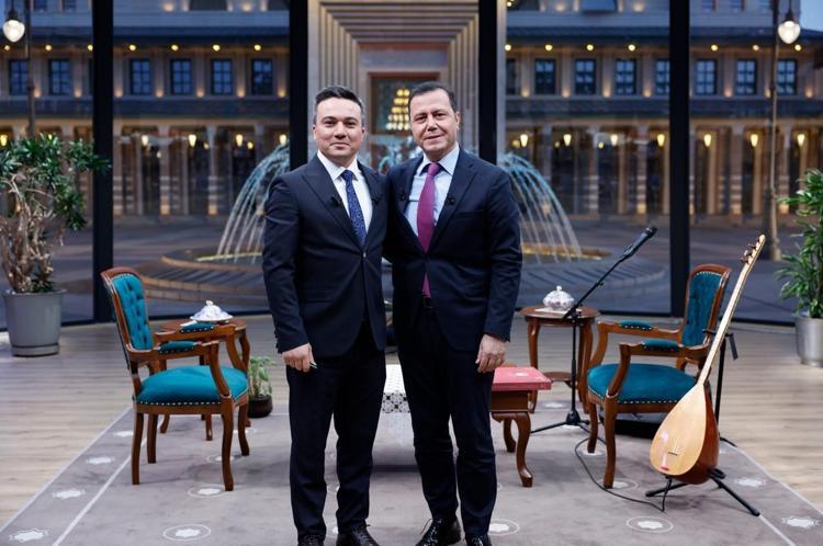 KULAKLARIN PASINI SİLDİ