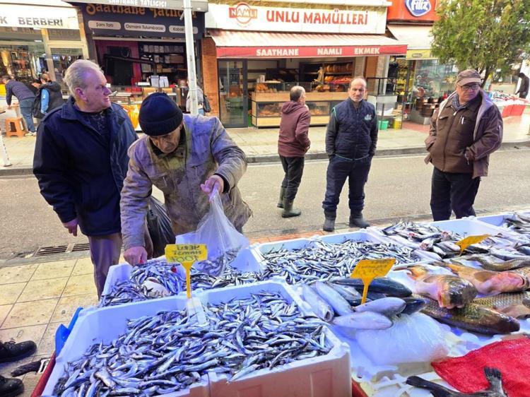 Kilosu 100 TLye düştü Vatandaşlar hem boyutundan hem fiyatından memnun