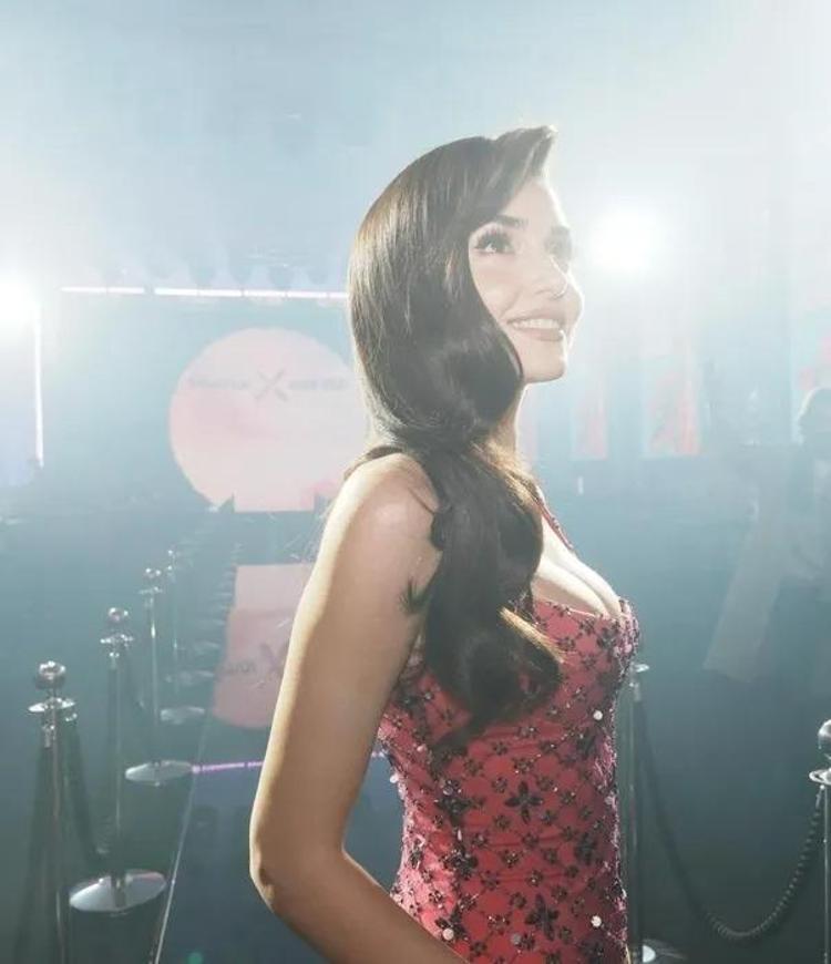 Hande Erçel yakışıklım diyerek paylaştı