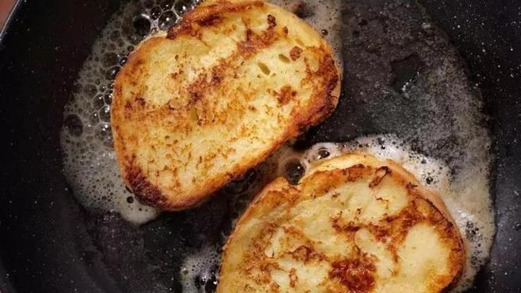 YUMURTALI EKMEK TARİFİ