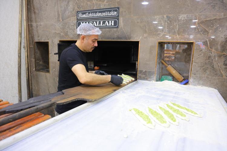 Kahramanmaraşın vazgeçilmez Ramazan lezzeti Tuz ve fıstıkla yapılıyor, çıtır çıtır ağızda dağılıyor