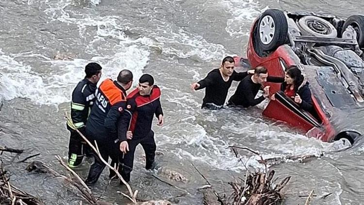 Köprüden nehre uçan araçta can pazarı Anne ve kızı böyle kurtarıldı