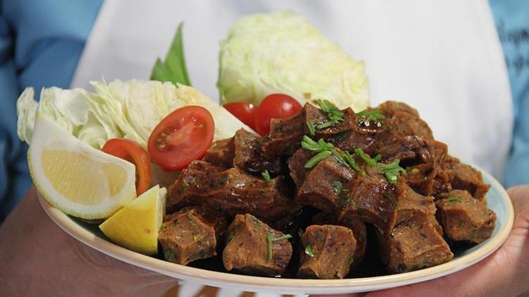Evde pratik Adıyaman usulü çiğ köfte tarifi Saatlerce yoğurma derdi yok, tadanlar parmaklarını yiyecek