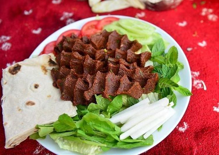 Evde pratik Adıyaman usulü çiğ köfte tarifi Saatlerce yoğurma derdi yok, tadanlar parmaklarını yiyecek