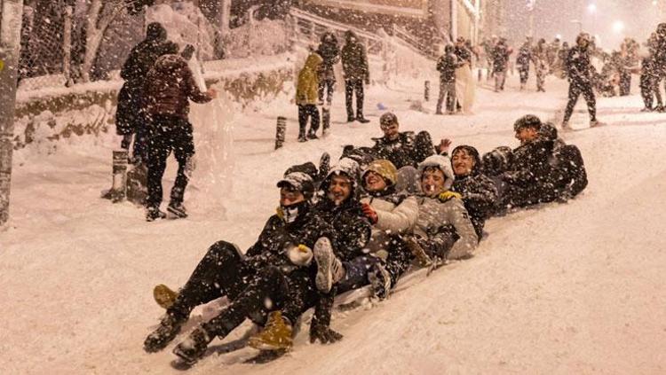 Fırtına ve kar etkisini artırıyor Valilikler peş peşe duyurdu: İşte okulların tatil olduğu iller