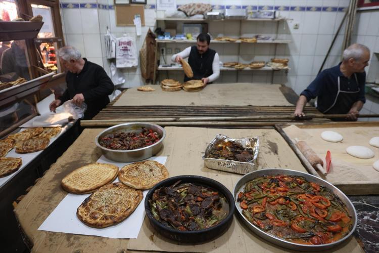 Elazığda fırıncıların telaşlı mesaisi Ramazanın gelişi yoğunluğu artırdı, tepsi yemekleri vazgeçilmezler arasında
