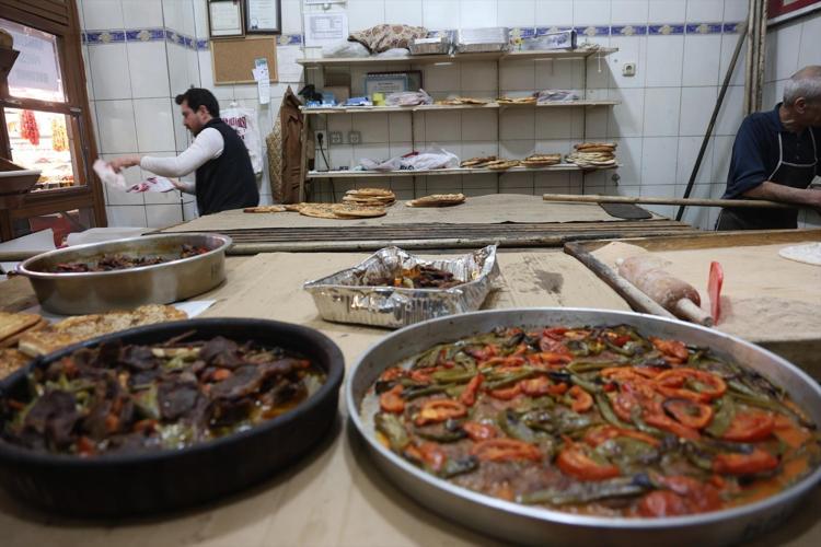 Elazığda fırıncıların telaşlı mesaisi Ramazanın gelişi yoğunluğu artırdı, tepsi yemekleri vazgeçilmezler arasında
