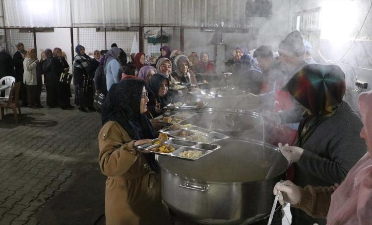 Tüm Türkiye bu mahalleyi konuşuyor İftarda ocak başında erkekler var: Kadınlar ne pişireceğim diye düşünmüyor
