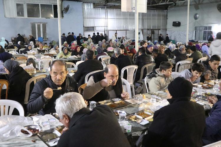 Tüm Türkiye bu mahalleyi konuşuyor İftarda ocak başında erkekler var: Kadınlar ne pişireceğim diye düşünmüyor