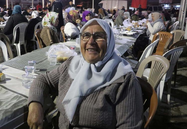Tüm Türkiye bu mahalleyi konuşuyor İftarda ocak başında erkekler var: Kadınlar ne pişireceğim diye düşünmüyor
