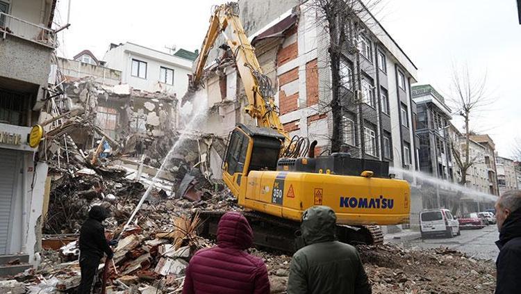 İstanbulda dehşet anları Kepçe komşu eve girdi, genç kız çığlık atarak yardım istedi