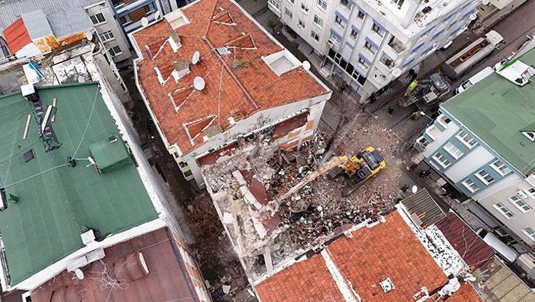 İstanbulda dehşet anları Kepçe komşu eve girdi, genç kız çığlık atarak yardım istedi