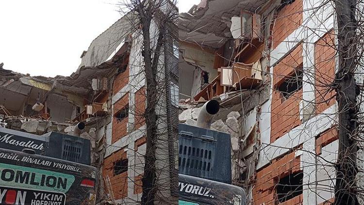 KEPÇE SALONUN İÇİNE GİRDİ, ÇIĞLIK ATTIM