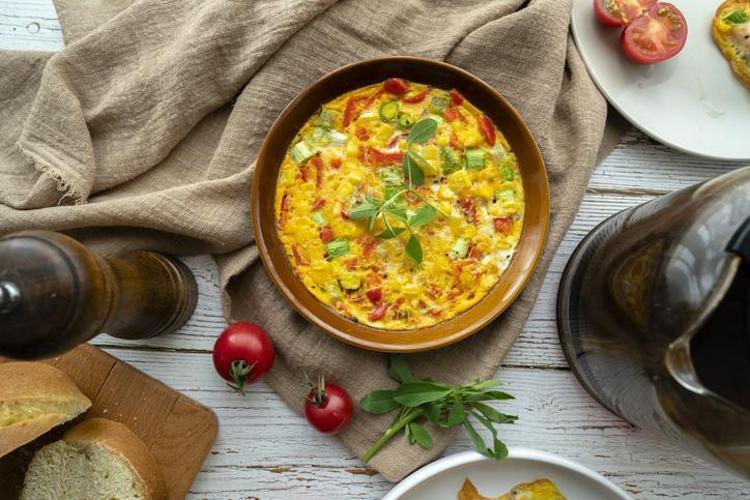 LORLU VE SEBZELİ OMLET