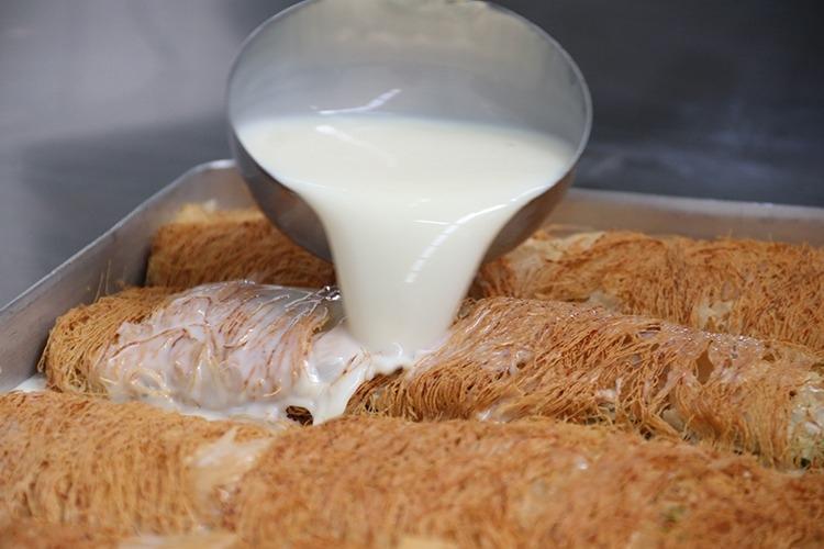 Lezzetiyle damak çatlatan soğuk kadayıf tarifi Yiyen bir dilim daha istiyor, iftar davetlerinin yeni yıldızı