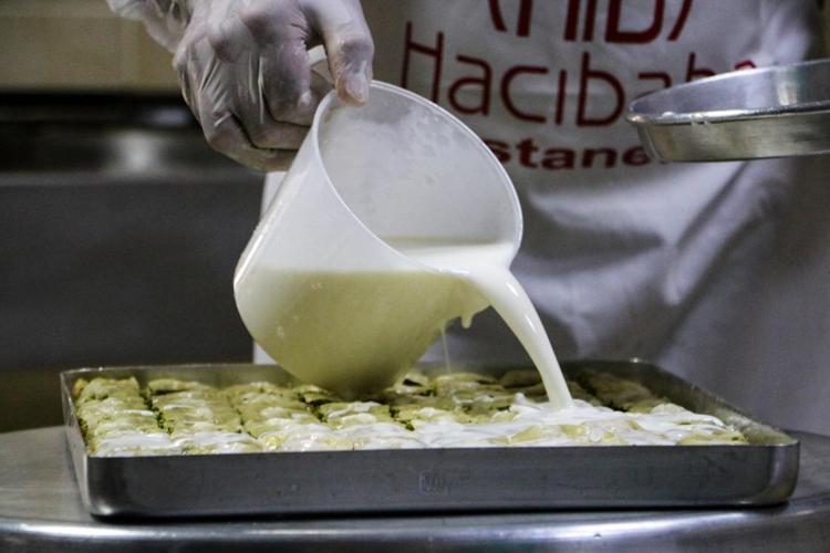 Lezzetiyle damak çatlatan soğuk kadayıf tarifi Yiyen bir dilim daha istiyor, iftar davetlerinin yeni yıldızı