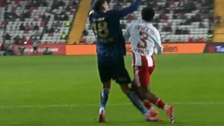 MERT MÜLDÜRE YAPILAN MÜDAHALEDE PENALTI GEREKİR Mİ