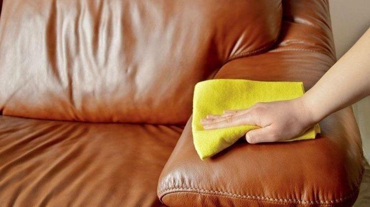 Koltuktaki kötü kokuyu bitiren yöntem Üstüne 1 kaşık serpip sonra süpürmek yetiyor, bayram temizliğini böyle yapın