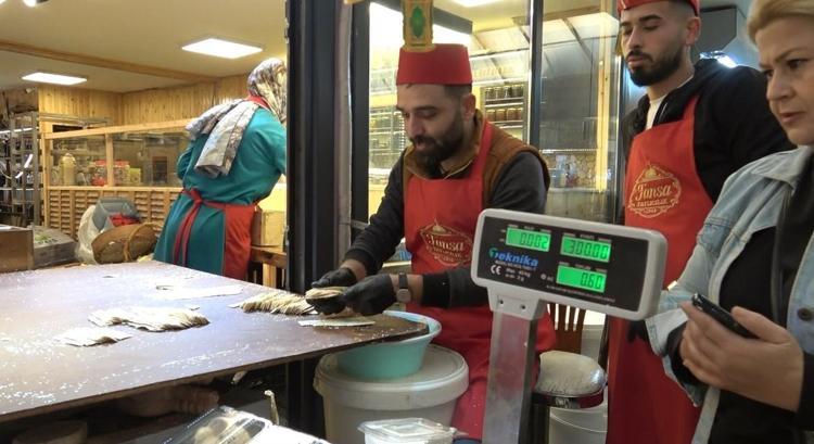 Ramazan ayının vazgeçilmezinde metrelerce kuyruk oluştu Kilosu 300 TL, sadece Hatayda yapılıyor