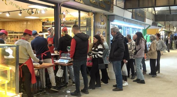 Ramazan ayının vazgeçilmezinde metrelerce kuyruk oluştu Kilosu 300 TL, sadece Hatayda yapılıyor