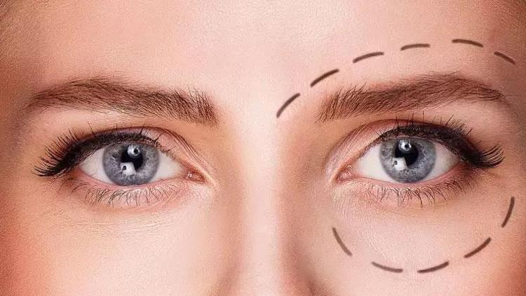 Göz altı bölgesini anında canlandırıyor Aydınlık görünüm kazandıran doğal maske