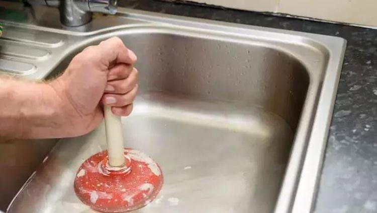 Tıkalı lavaboyu tek hamlede açıyor 2 kaşık kullanmak yetiyor, tesisatçılara para dökmeye son