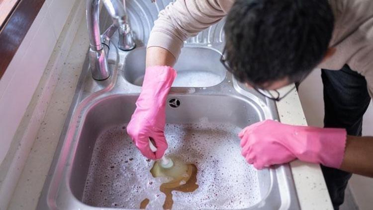 Tıkalı lavaboyu tek hamlede açıyor 2 kaşık kullanmak yetiyor, tesisatçılara para dökmeye son